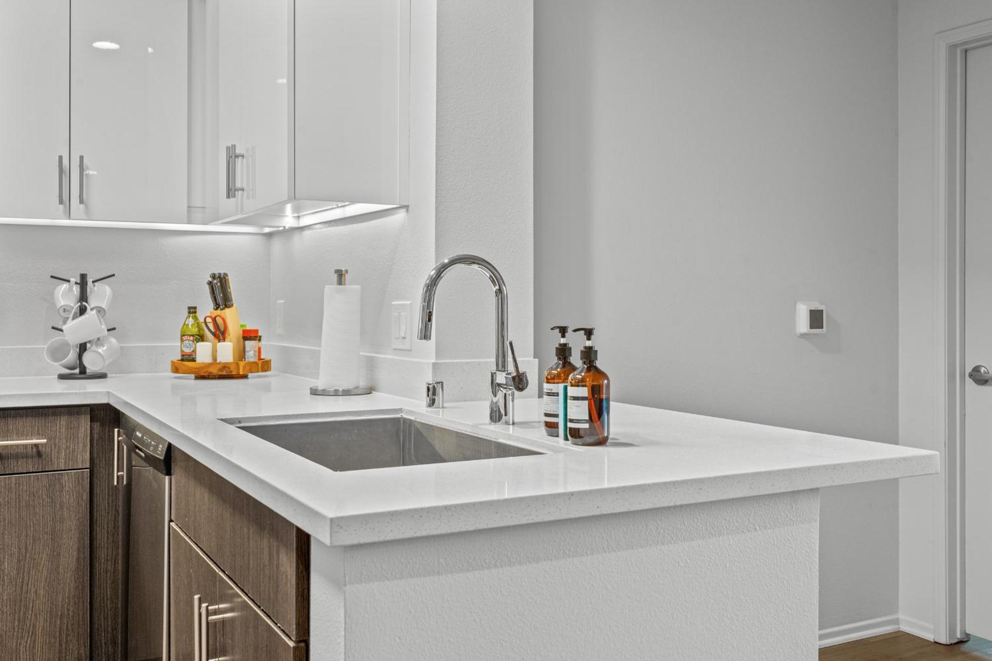 Luxury 2bdr In The Center Of Marina Del Rey Apartment *